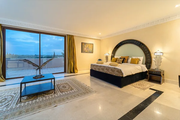 Mirana Palace bedroom with arched headboard