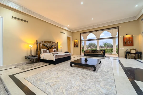 Mirana Palace bedroom with lounge area