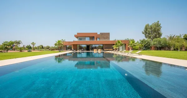Villa Helena swimming pool and garden